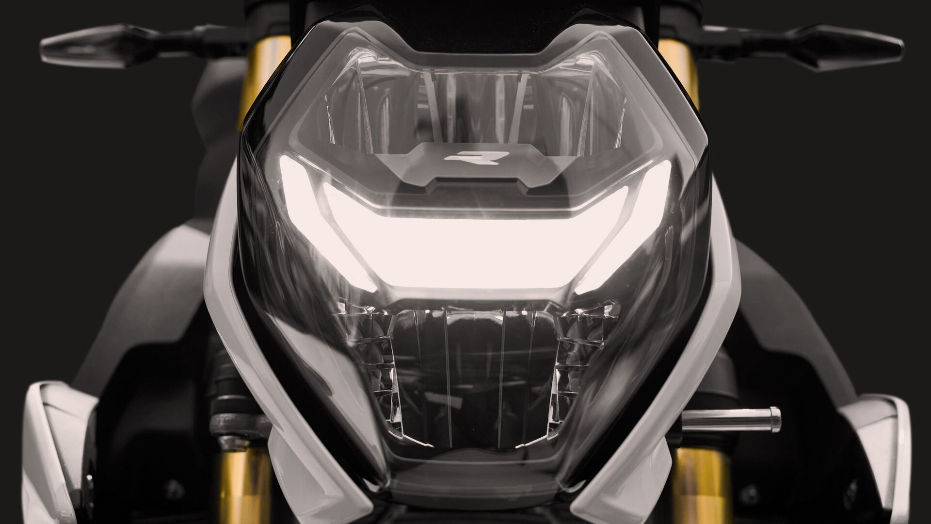 Vemos el faro delantero de LED de la S 1000 R.