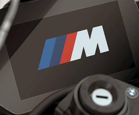 Aquí se ve el arranque con el logotipo M en el puesto de conducción de la M RR.