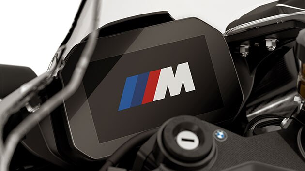 Aquí se ve el arranque con el logotipo M en el puesto de conducción de la M RR.