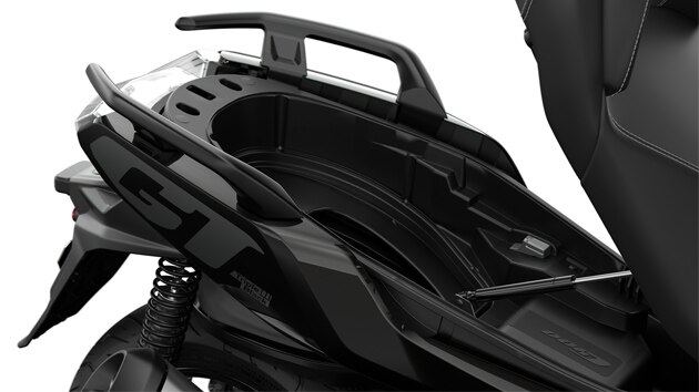Aquí se ve el compartimento de almacenamiento Flexcase de la C 400 GT.